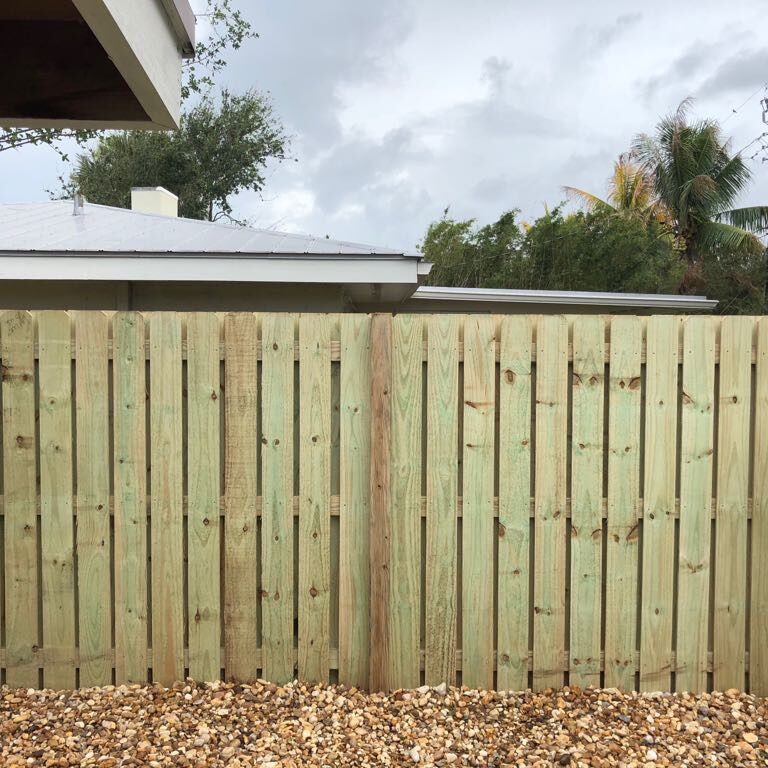 the best wood fence company in El Paso Texas installing a new fence